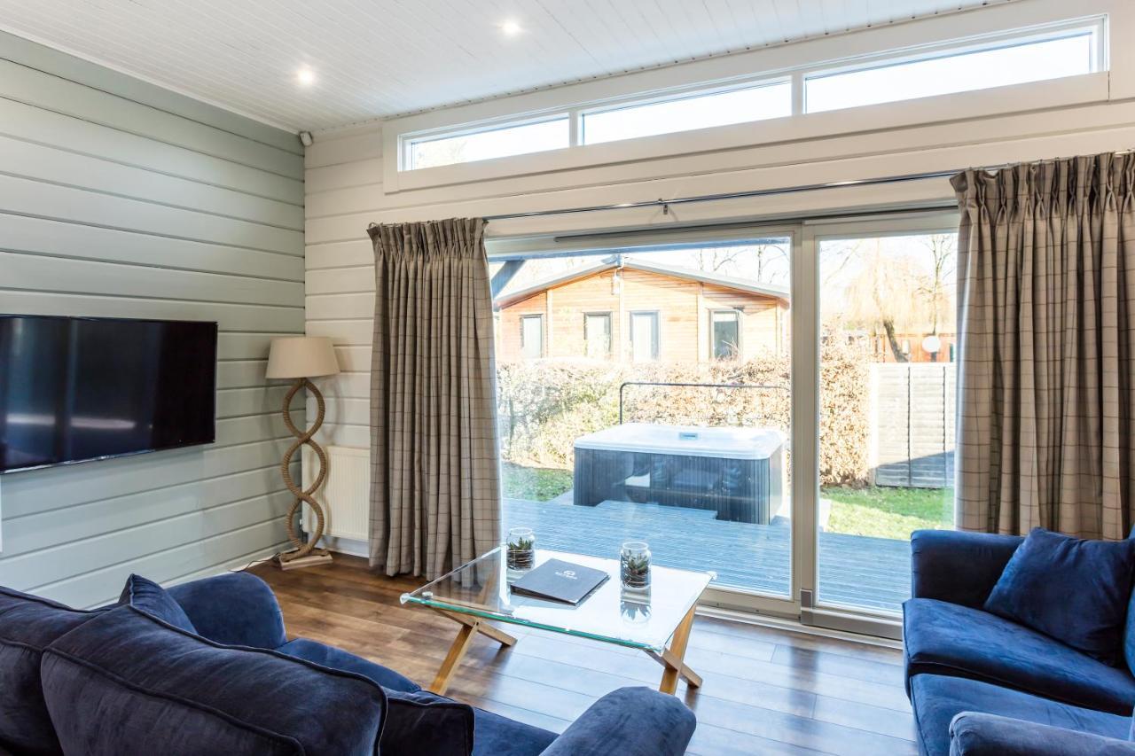 Roydon Marina Village Lodges 外观 照片