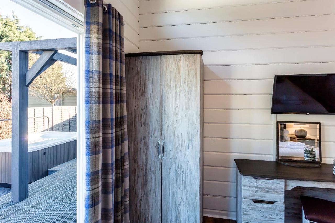 Roydon Marina Village Lodges 外观 照片