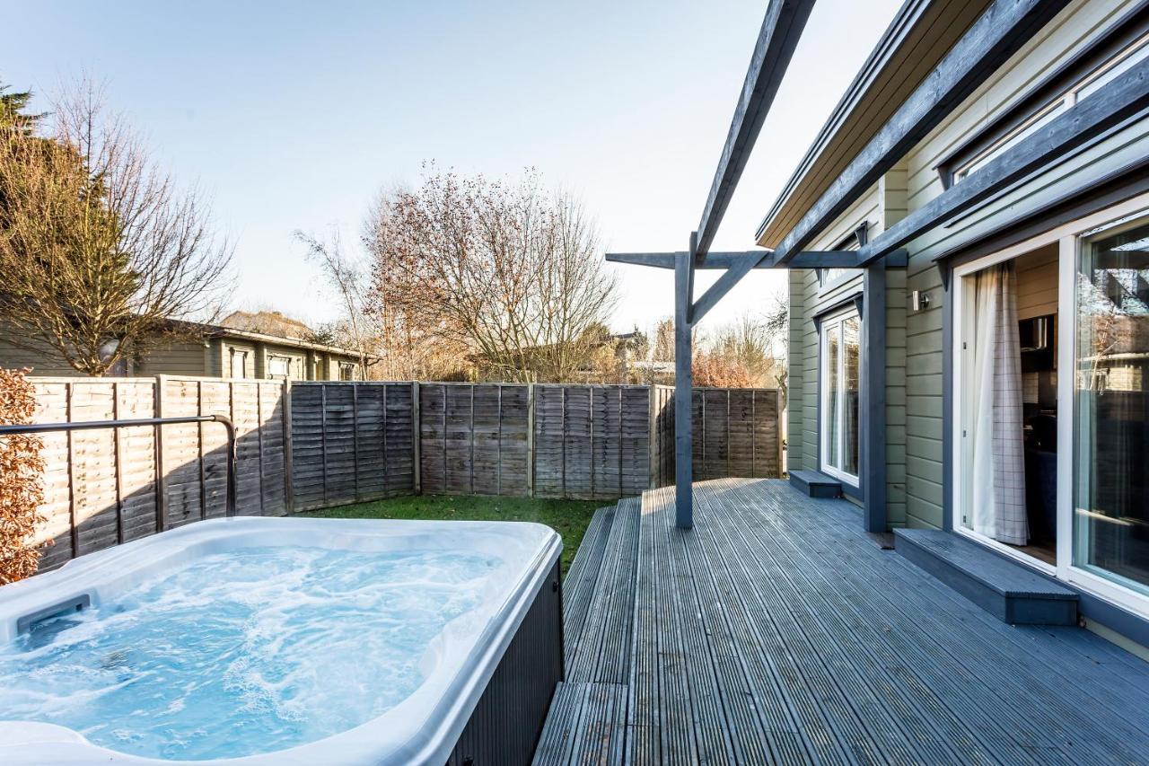 Roydon Marina Village Lodges 外观 照片