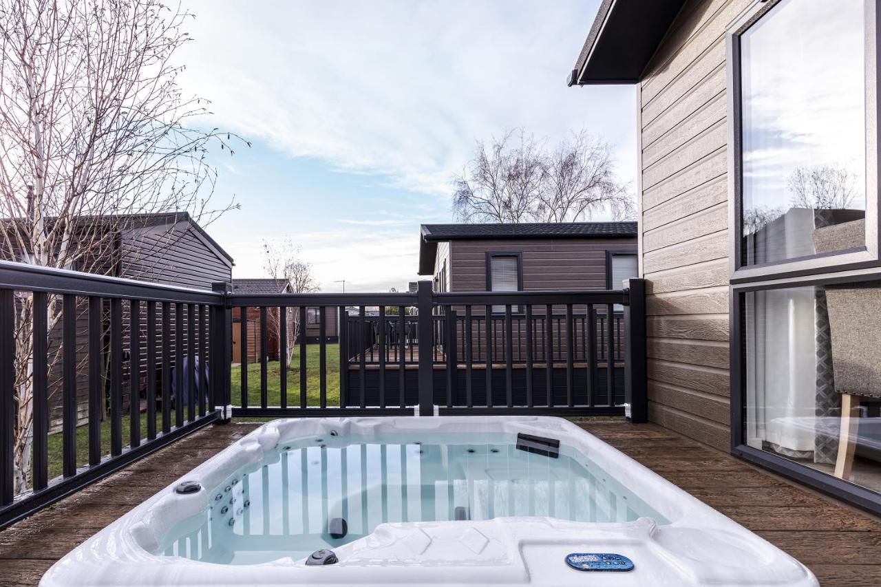 Roydon Marina Village Lodges 外观 照片