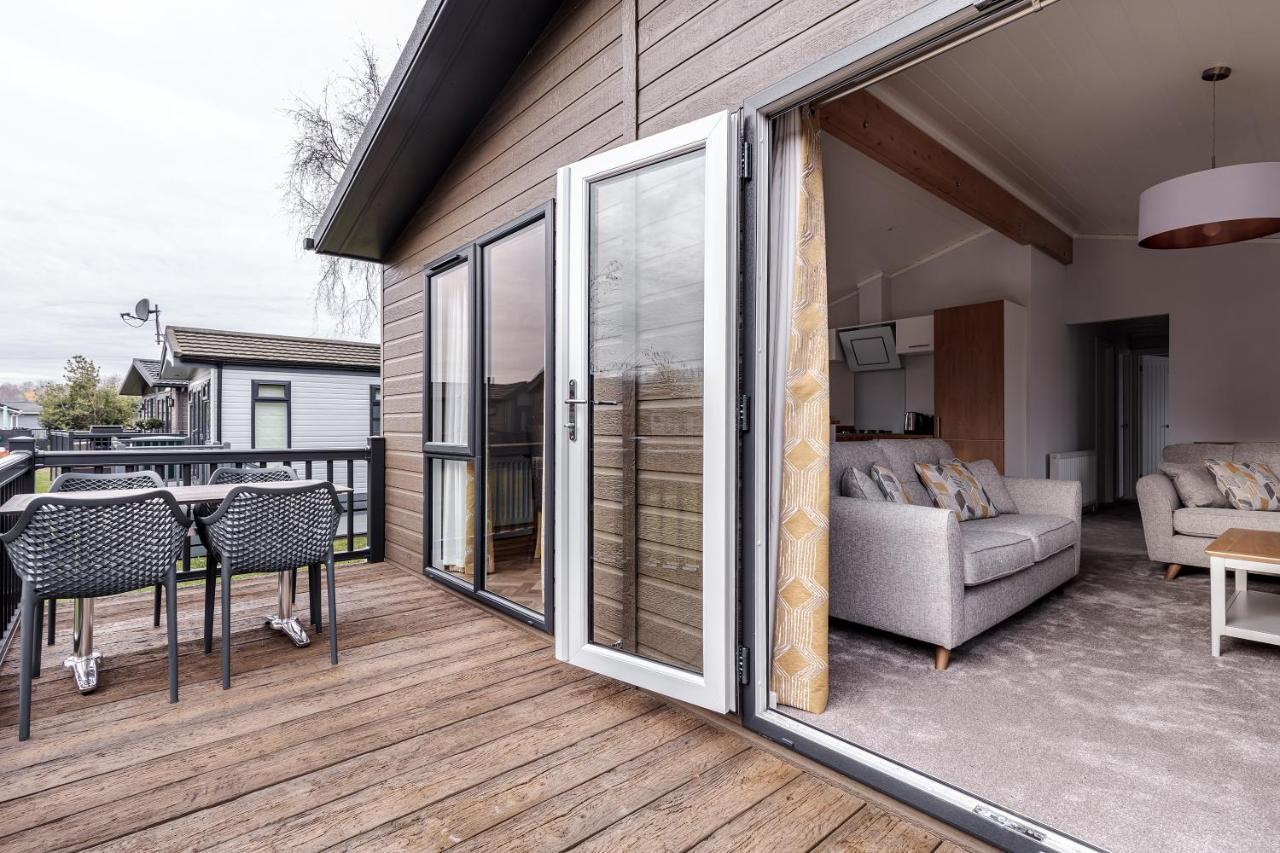 Roydon Marina Village Lodges 外观 照片