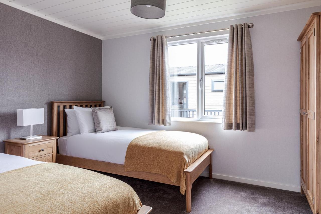 Roydon Marina Village Lodges 外观 照片