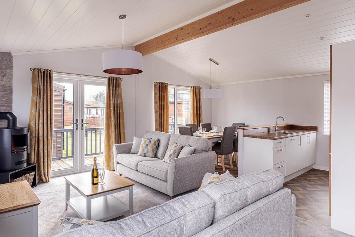 Roydon Marina Village Lodges 外观 照片