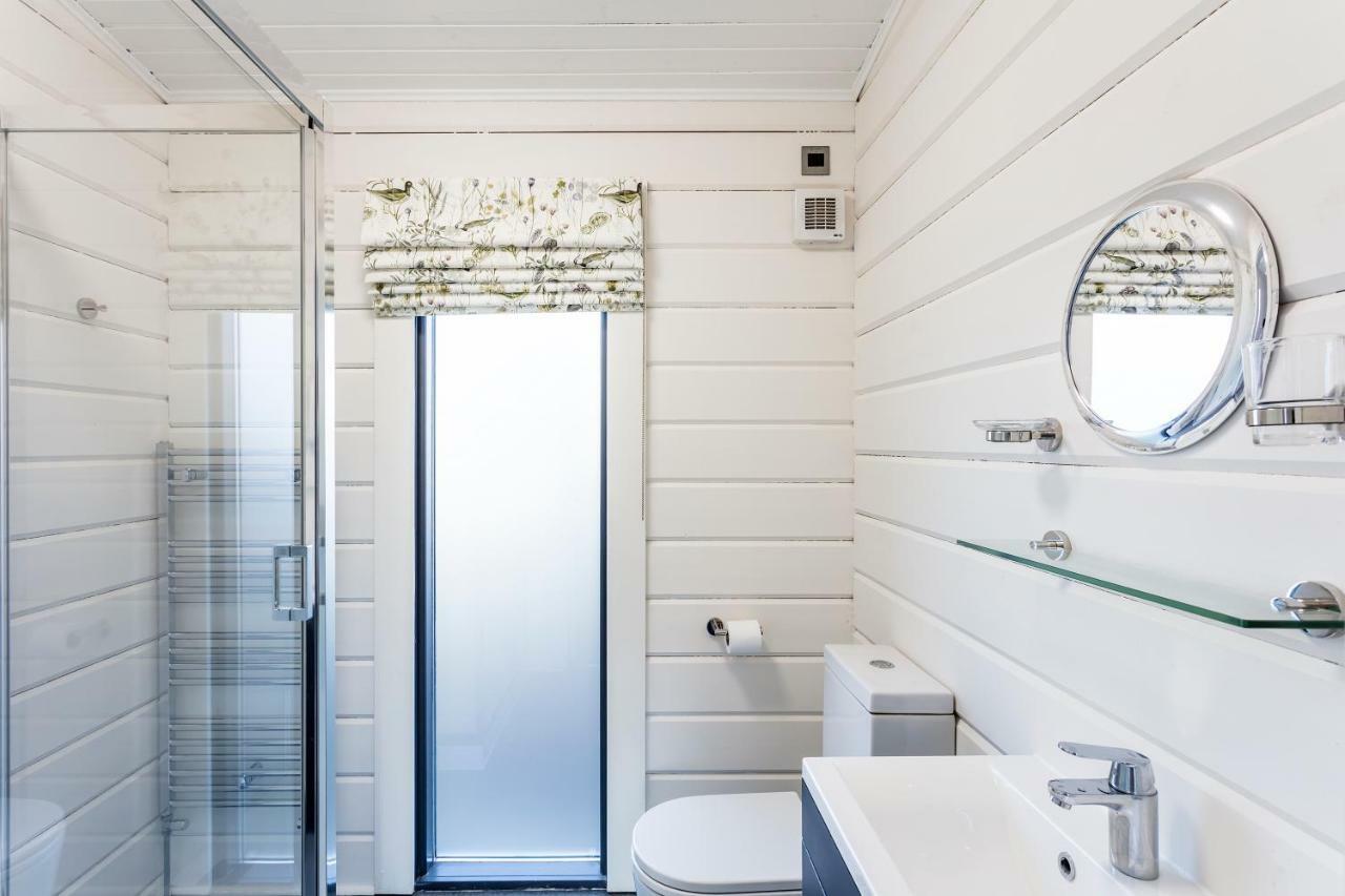 Roydon Marina Village Lodges 外观 照片
